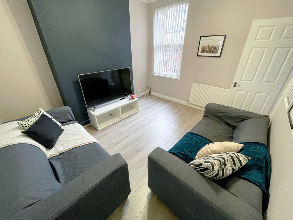 Property photo 1 of 8 240 Molyneux (1)