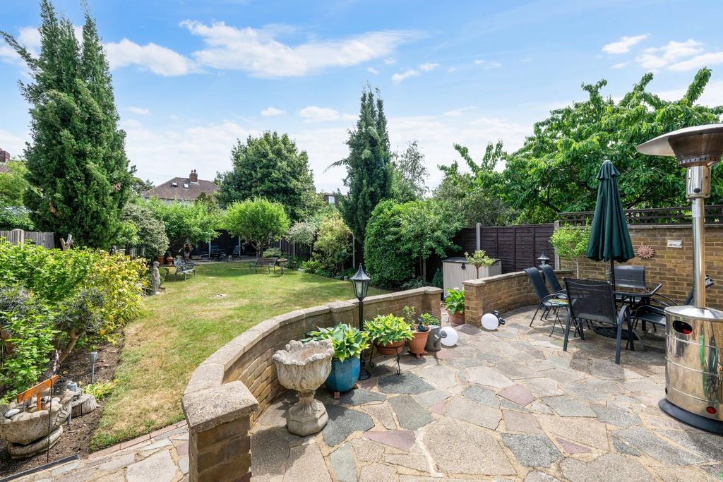 Property photo 3 of 22 Woodlands Avenue