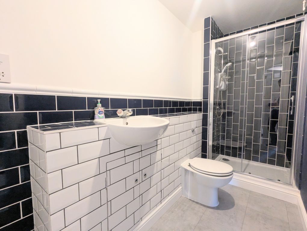 Property photo 3 of 11 Ensuite