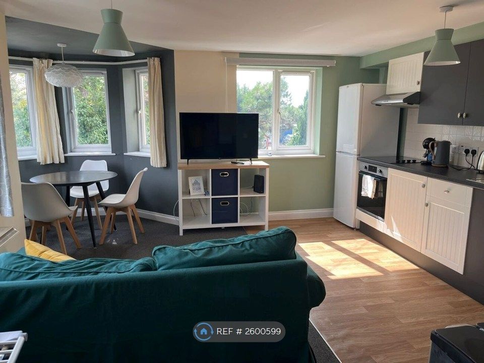 Property photo 1 of 8 Kitchen Lounge