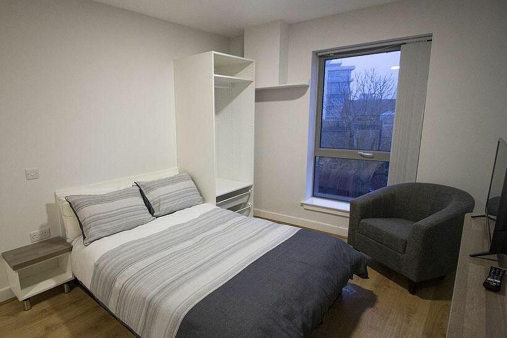 Property photo 3 of 5 This Inviting Double Bedroom Features A Comfortabl...