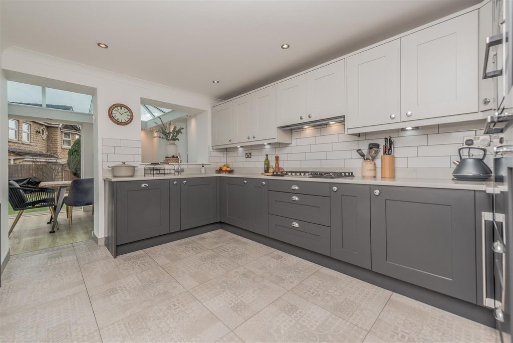 Property photo 3 of 34 Fitted Breakfast Kitchen:
