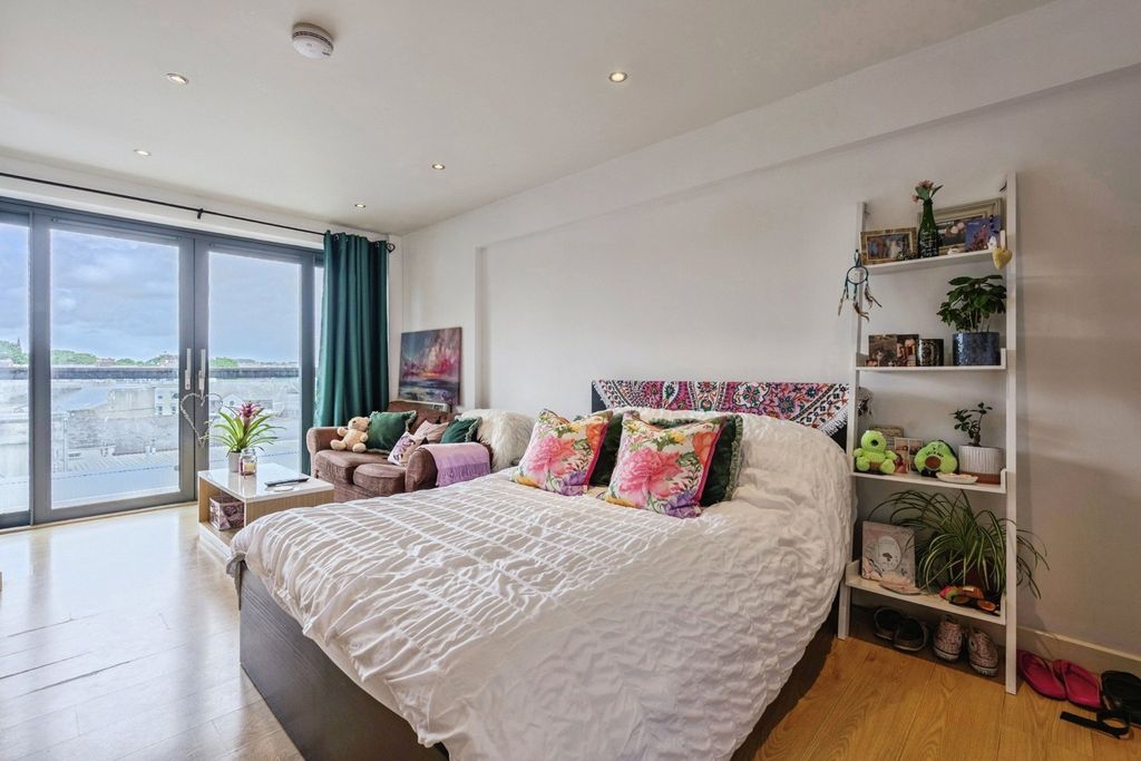 Property photo 3 of 10 Pbox-Img.Jpg