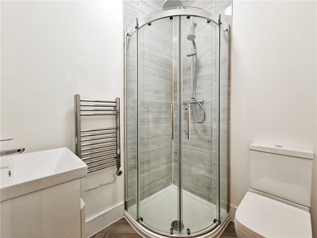 Property photo 2 of 6 Ensuite 5