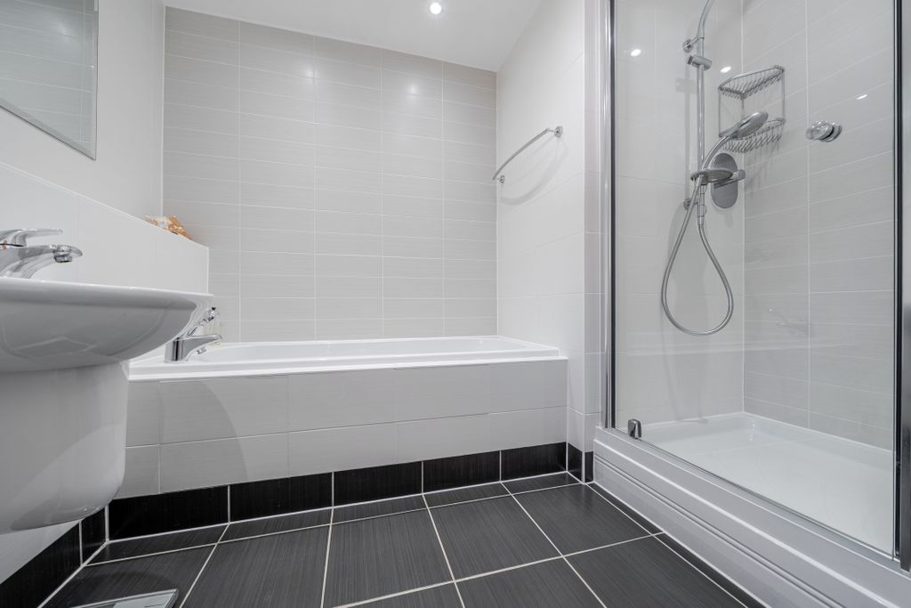 Additional image 7 of 2 bed flat for saleLongworth Drive, Maidenhead SL6