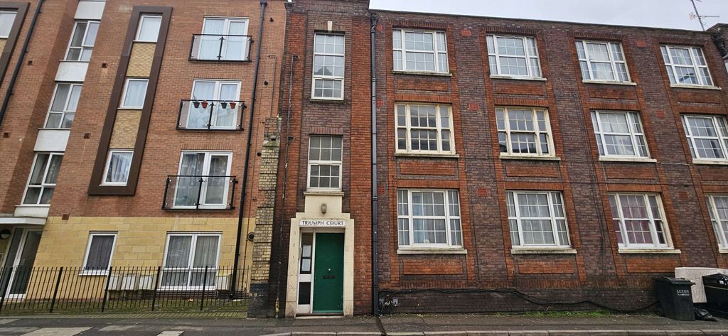 Property photo 1 of 11 Large 2 Bedroom Flat For Rent