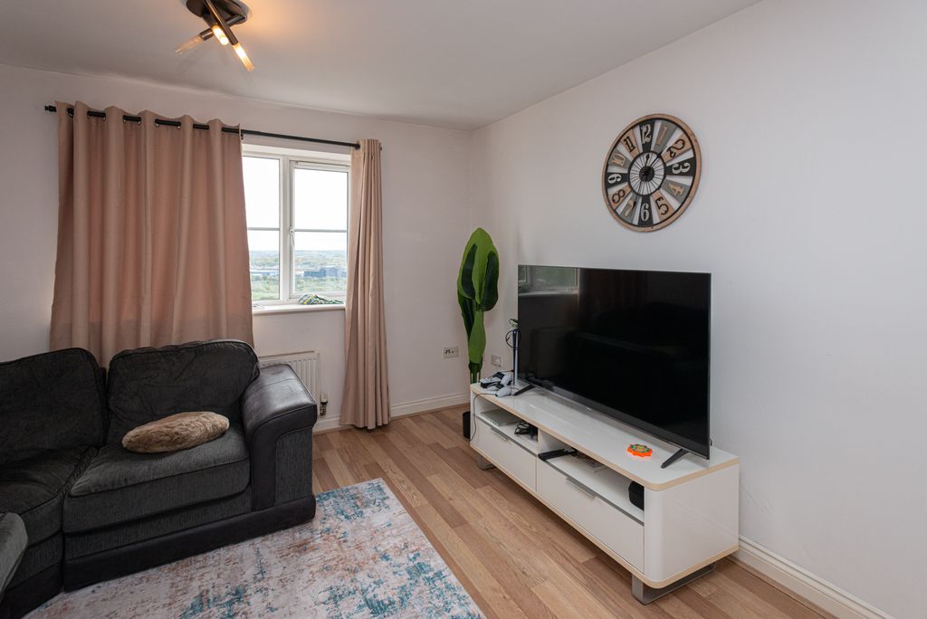 Property photo 2 of 28