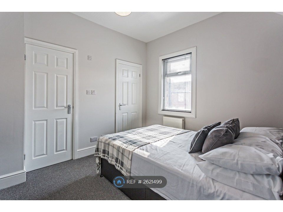Property photo 2 of 17 En-Suite Room W/Built In Wardrobe- Available