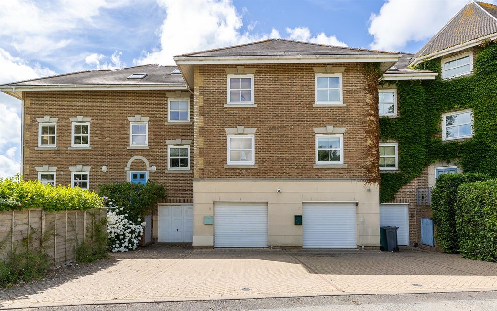 Property photo 1 of 17 18 Solent Landing