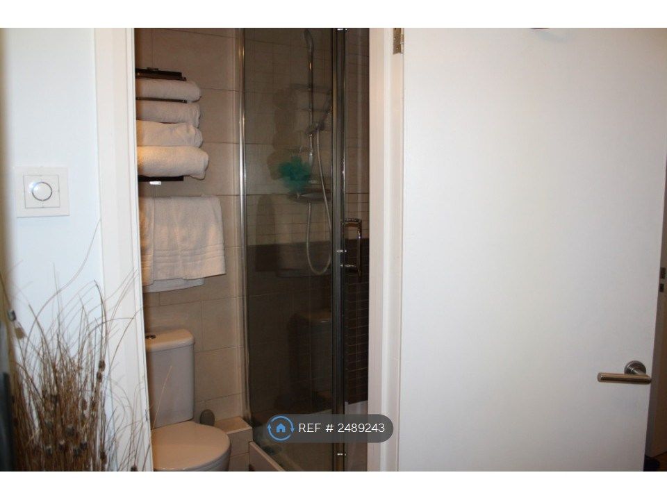 Property photo 3 of 5 1st Floor Ensuite Bathroom