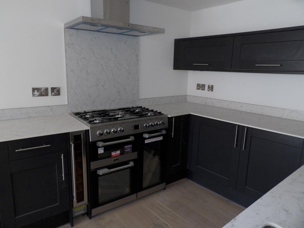Property photo 1 of 8 Kitchen (Main)