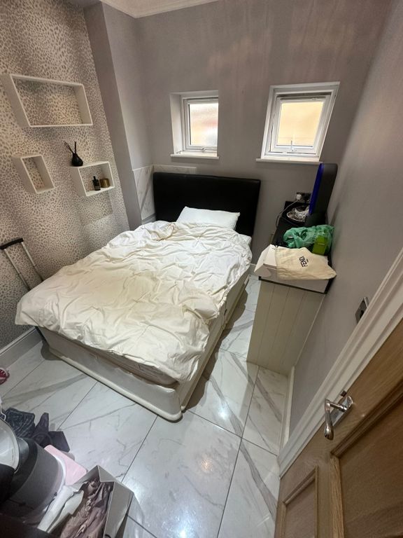 Property photo 1 of 3 Ensuite Room For Single Female In A Family House- £1050 Inclusive Bills