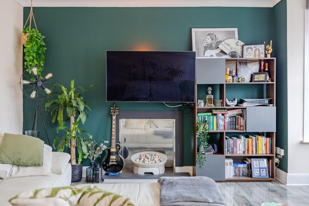 Property photo 3 of 24 Lounge