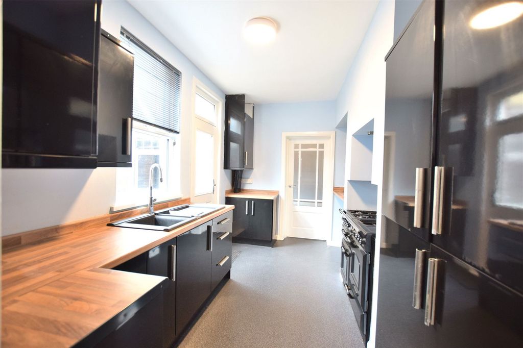 Property photo 1 of 8 Kitchen