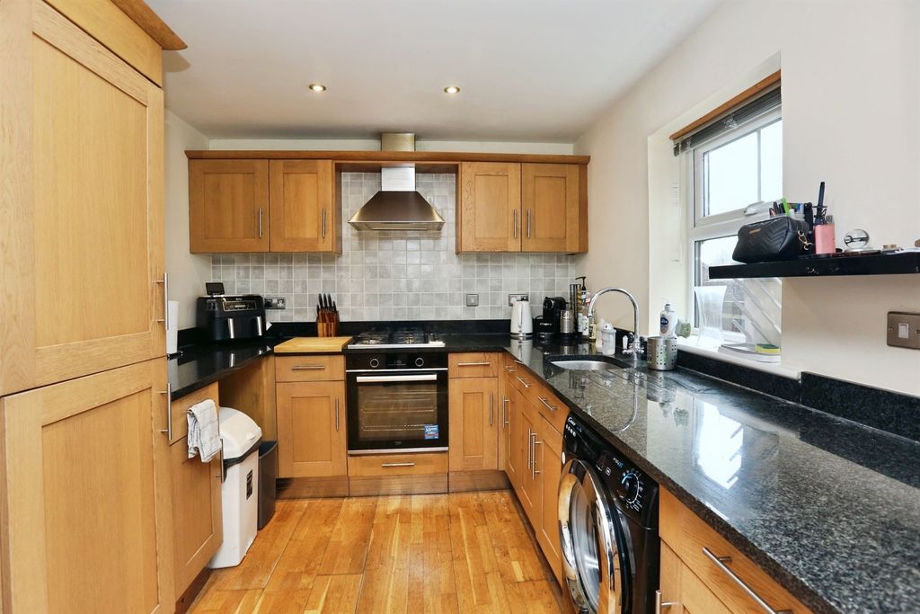 Additional image 7 of 2 bed flat for saleThe Avenue, Fareham PO14