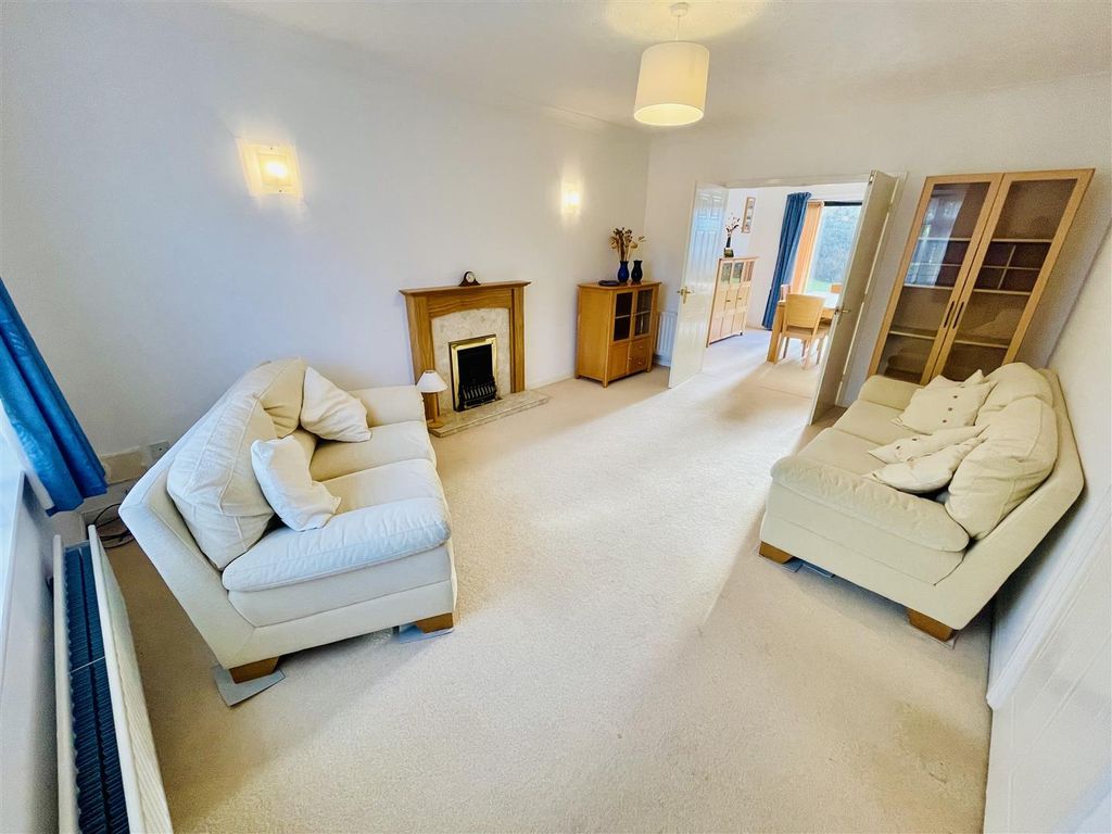 Property photo 3 of 23 Lounge