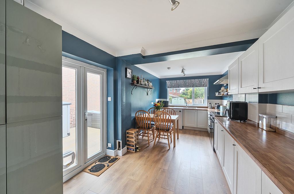 Property photo 3 of 9 1304677-15-685026...