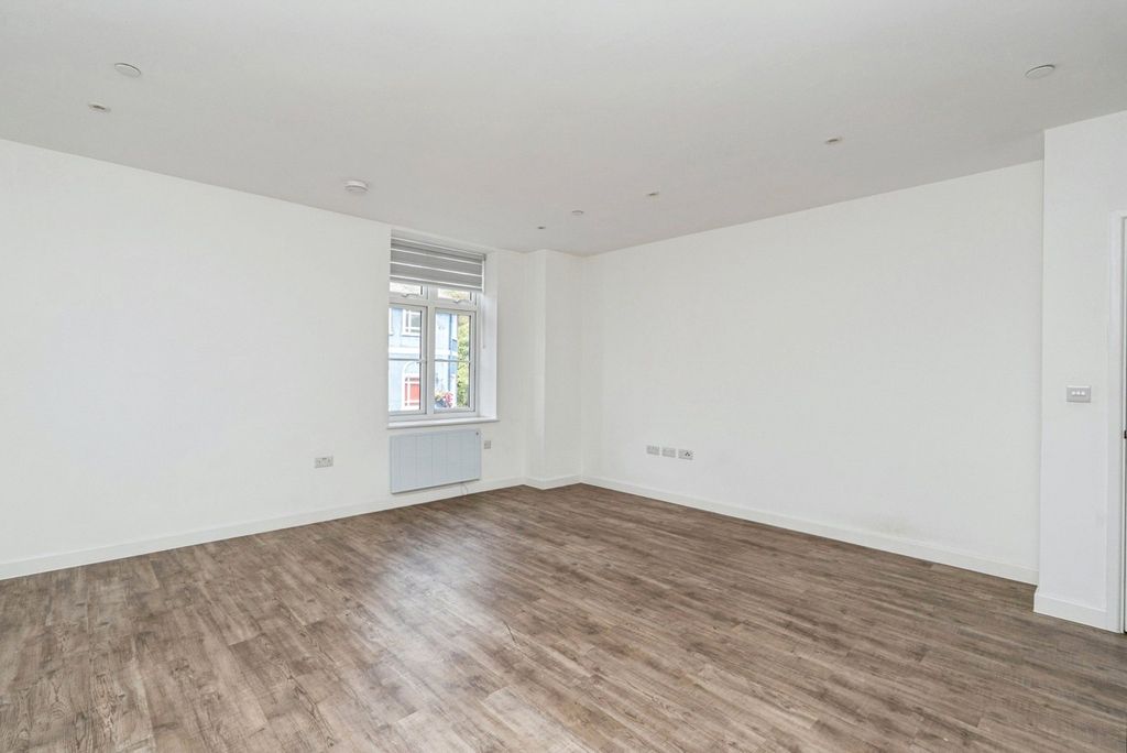 Property photo 2 of 19 Internal View