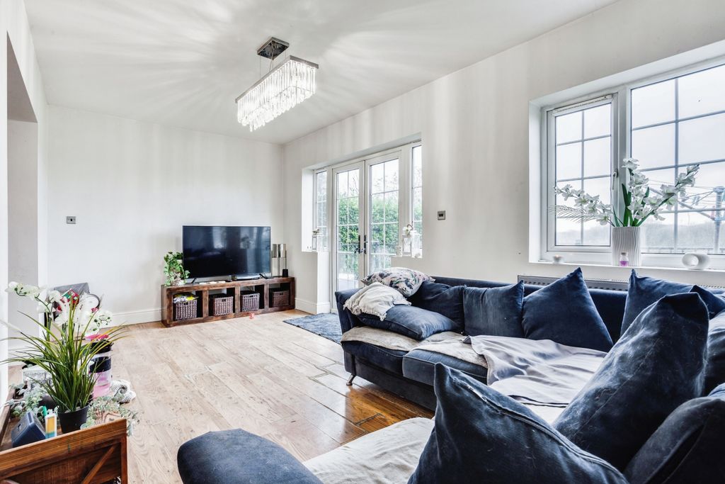 Property photo 3 of 15 Lounge