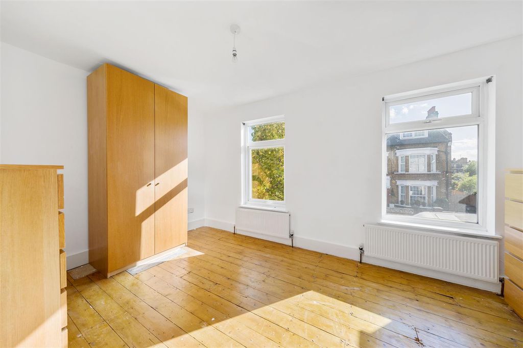 Property photo 3 of 13 Havant Road, E17
