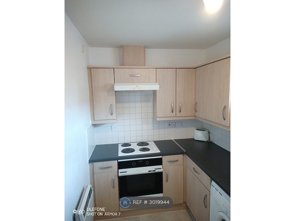 Property photo 3 of 6 Kitchen