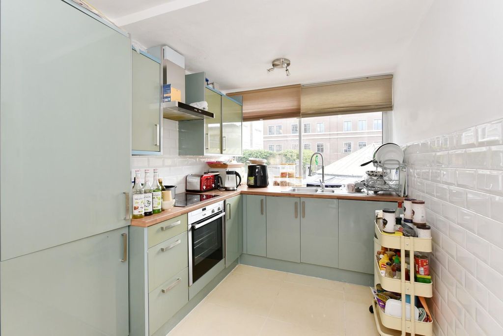 Property photo 3 of 15 Flat 18 @ 35 George Street (5).Jpg