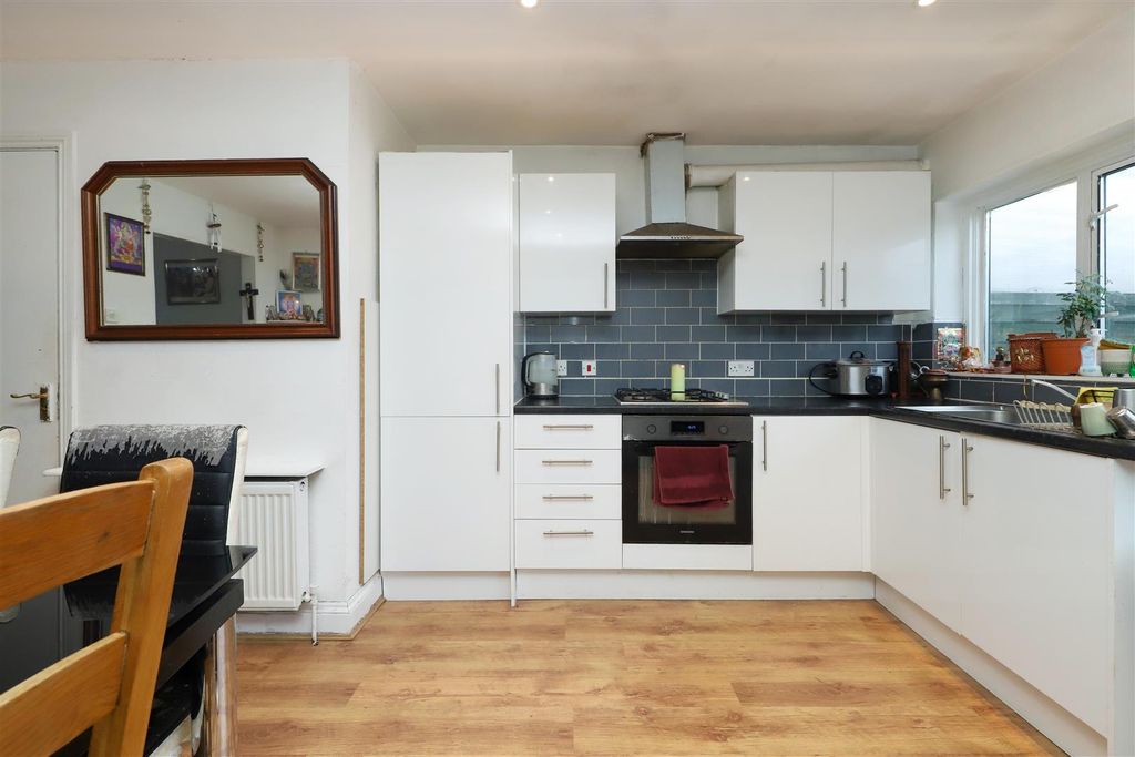 Property photo 3 of 10 Kitchen