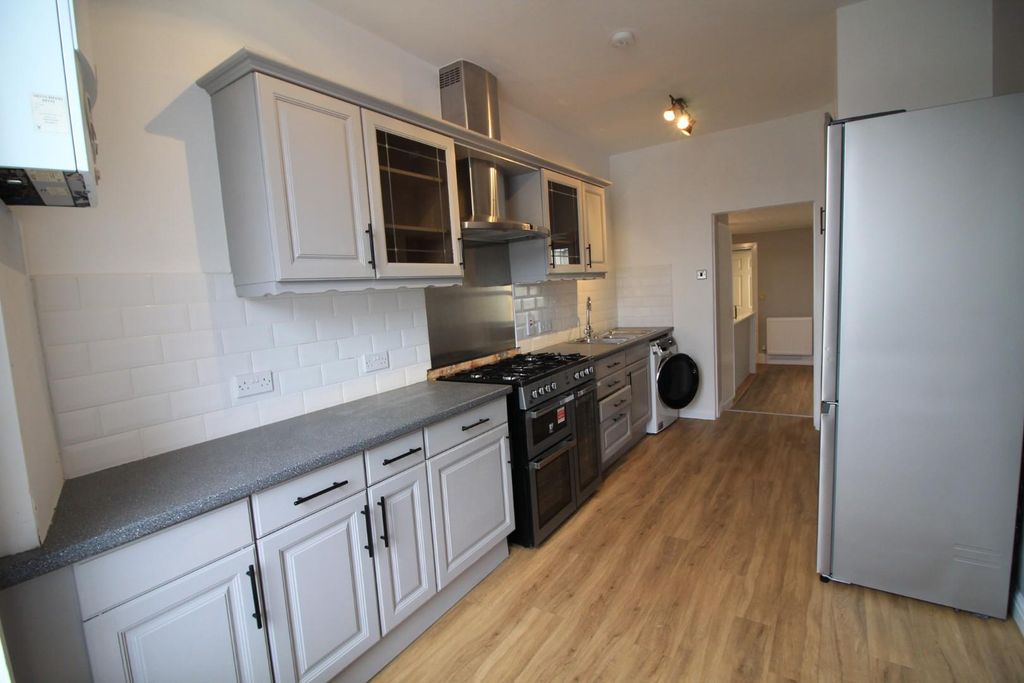 Property photo 3 of 8 Kitchen 2.Jpg