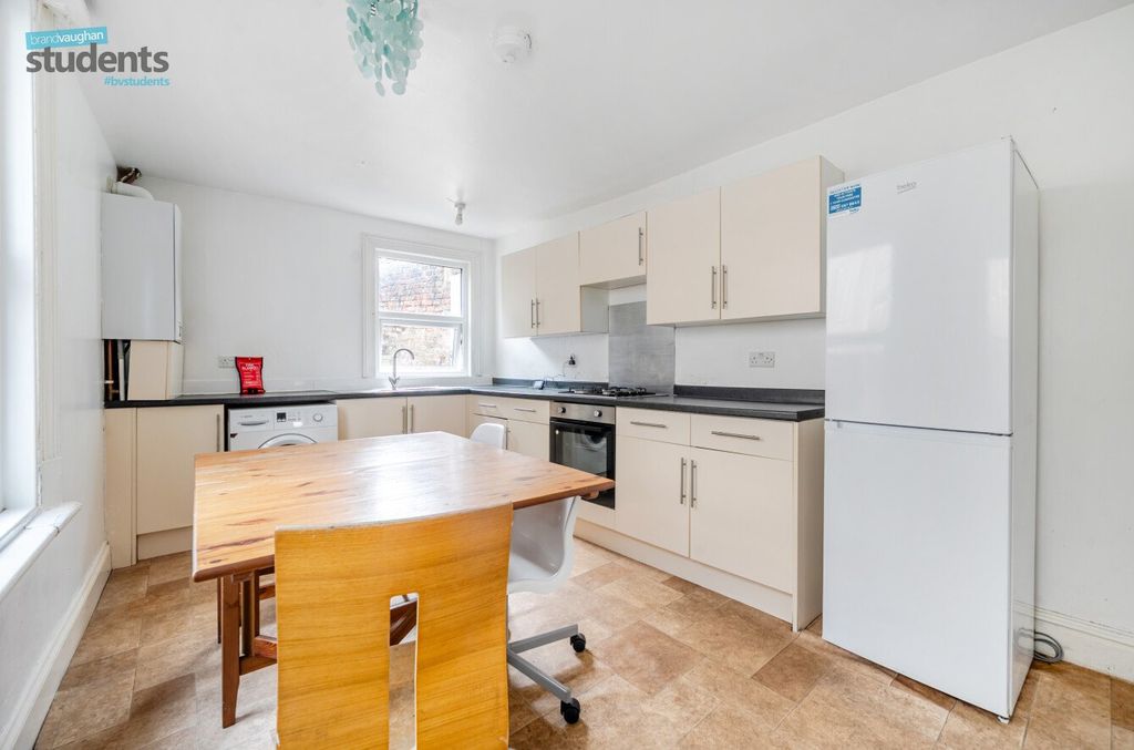 Property photo 2 of 9 F2887930-7Df3-4A7...