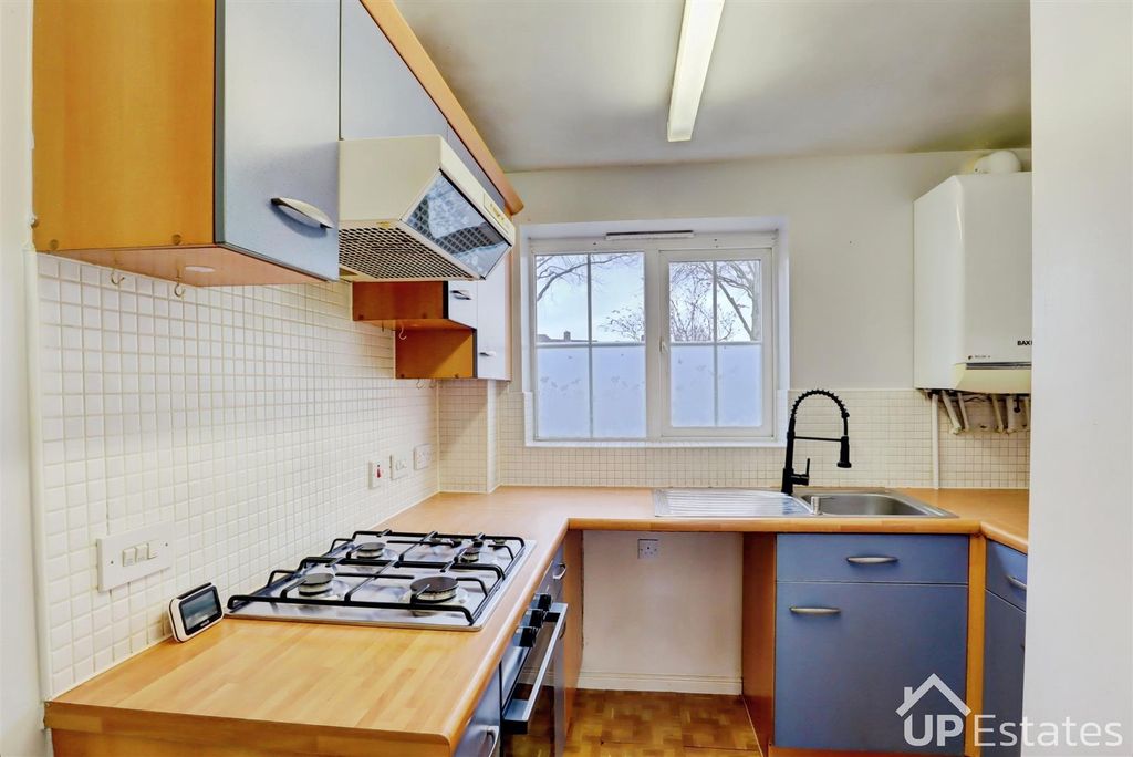 Property photo 3 of 9 Kitchen