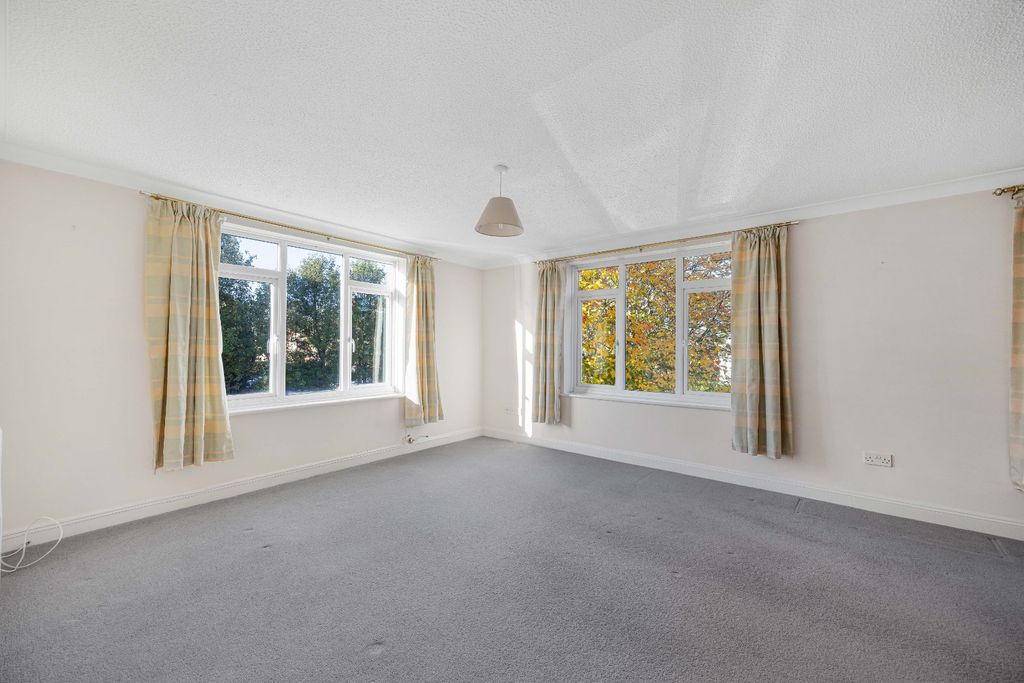 Property photo 3 of 11 Reception