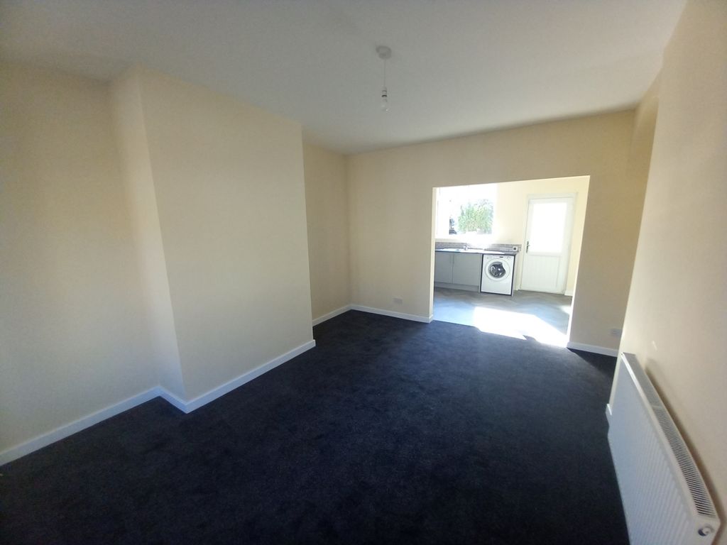 Property photo 3 of 11 Lounge