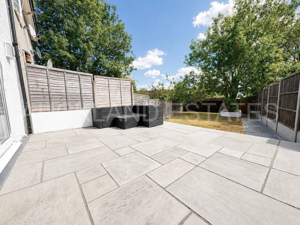 Property photo 2 of 17 Image00004
