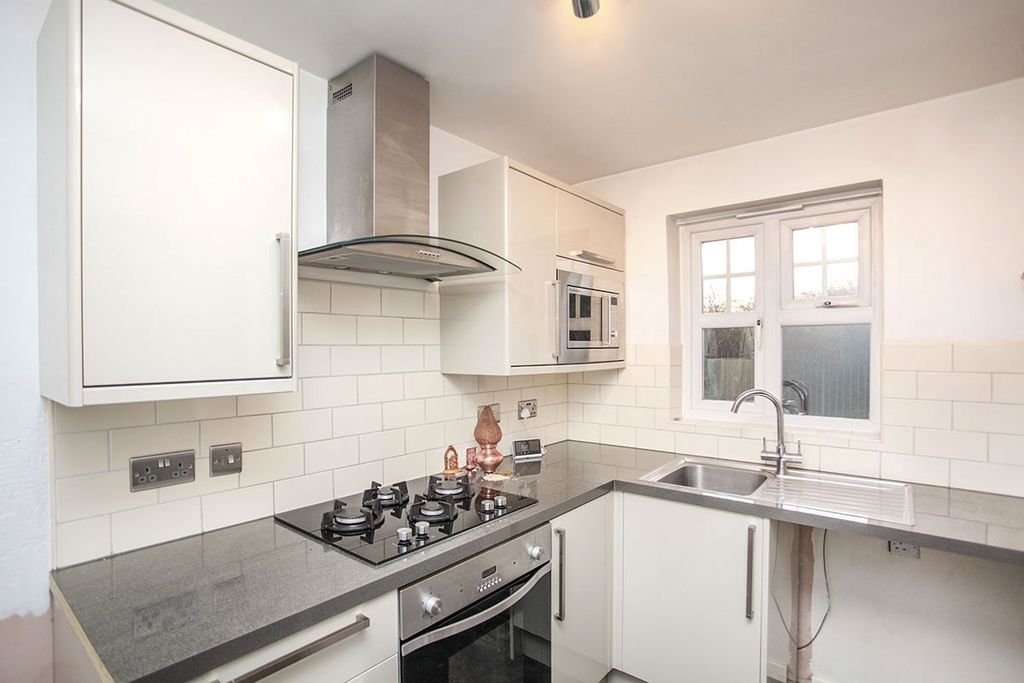 Property photo 3 of 9 Kitchen