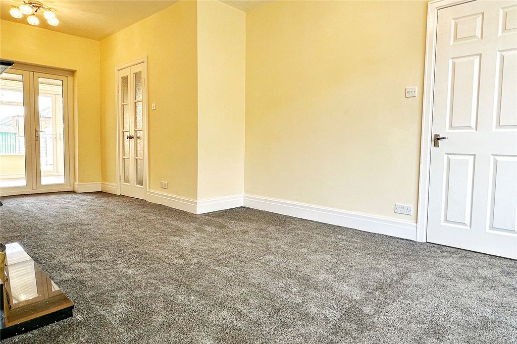 Property photo 3 of 18 Living Room