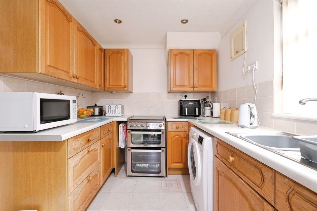Property photo 3 of 19 Kitchen