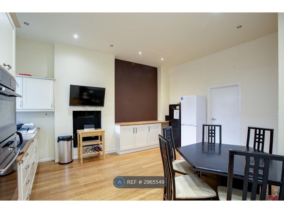 Property photo 3 of 9 Kitchen