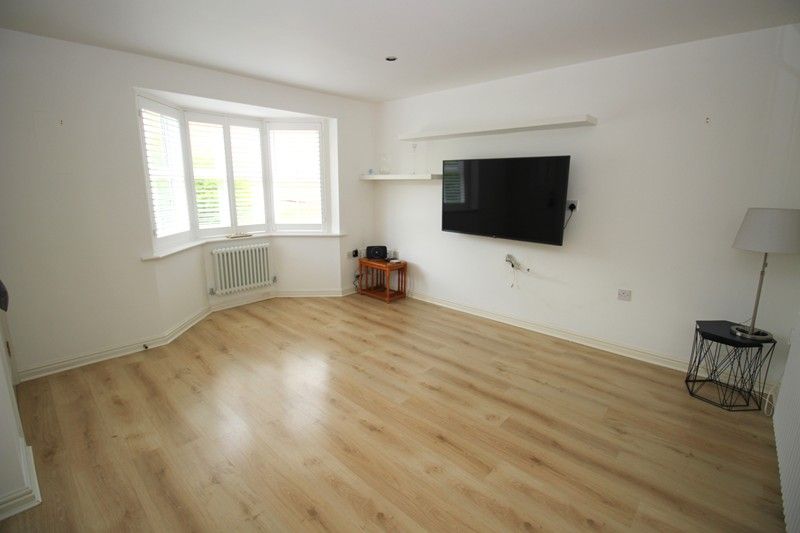 Property photo 3 of 16 Lounge.