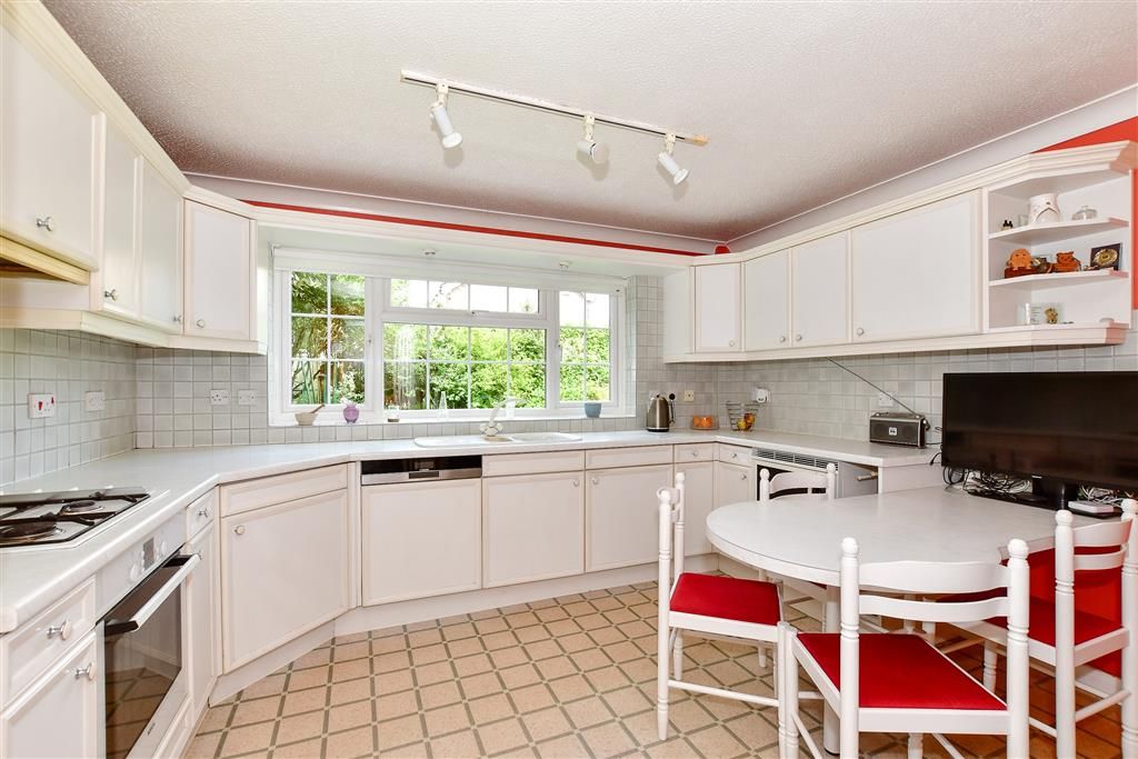 Property photo 3 of 11 Kitchen