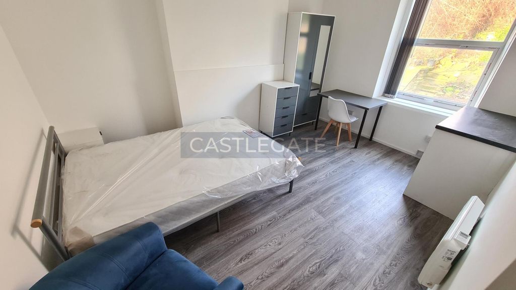 Property photo 1 of 7 Manchester Road, Huddersfield, HD1 3Hj