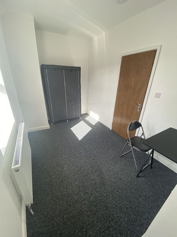 Property photo 1 of 6 Bright And Tidy Single Bedroom Featuring A Large W...
