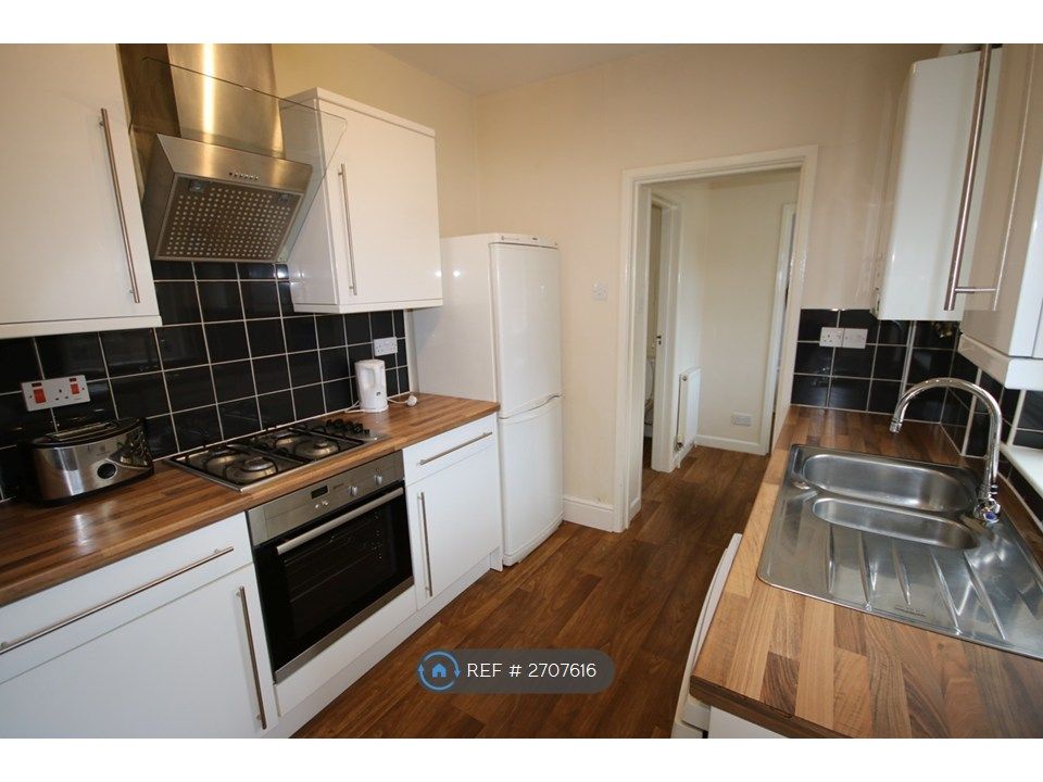 Property photo 2 of 8 Kitchen