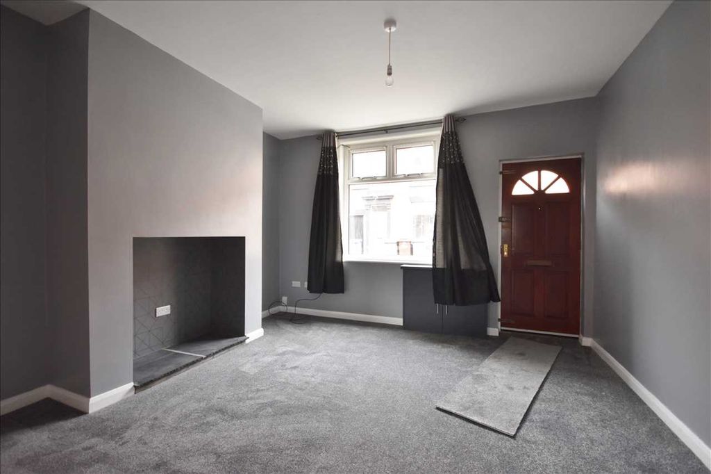 Property photo 2 of 8 Lounge: