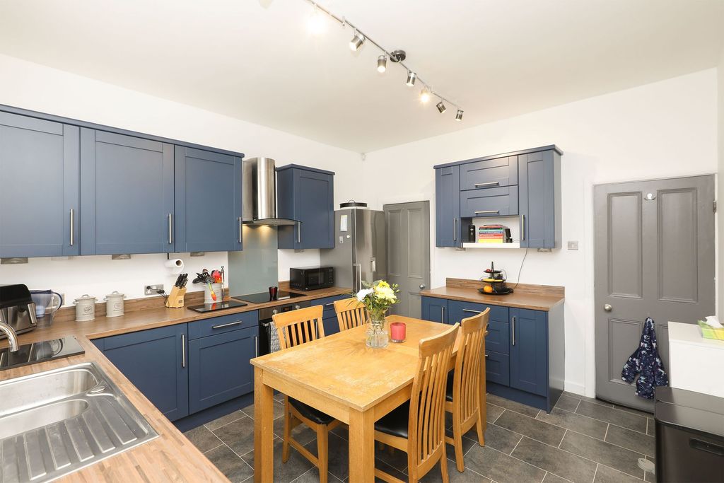 Property photo 3 of 27