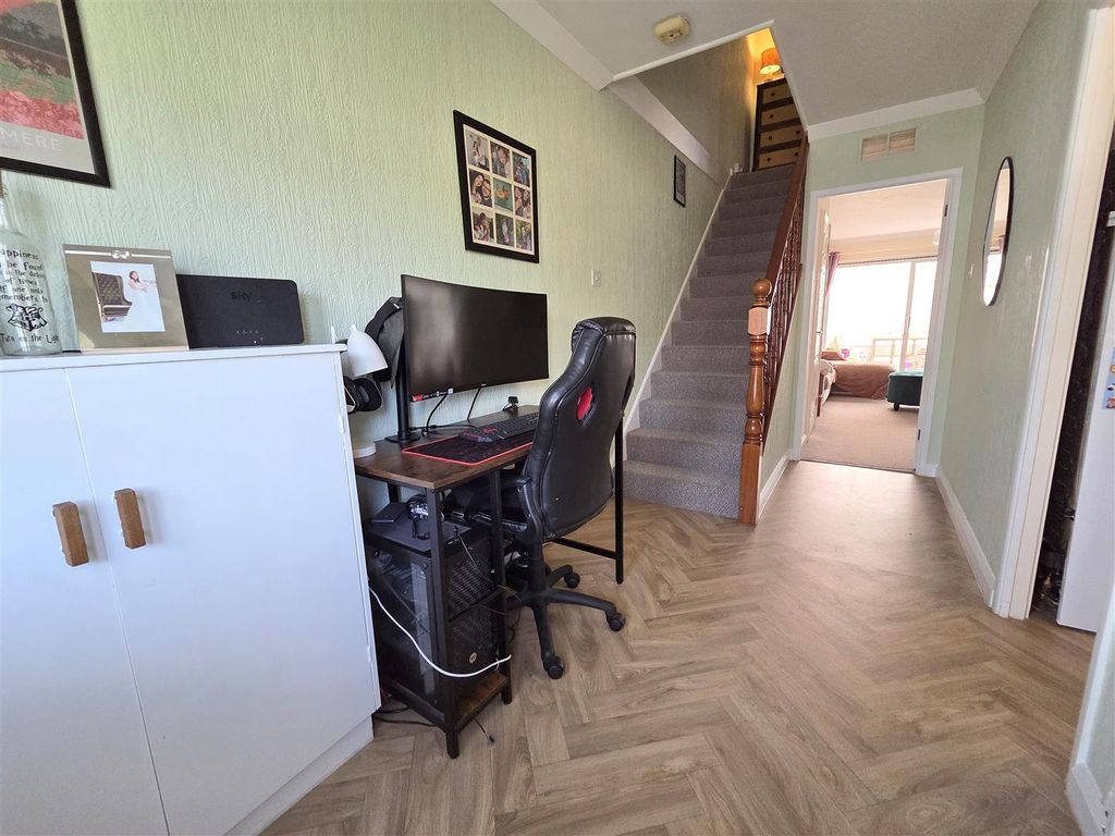 Property photo 3 of 18 Hall