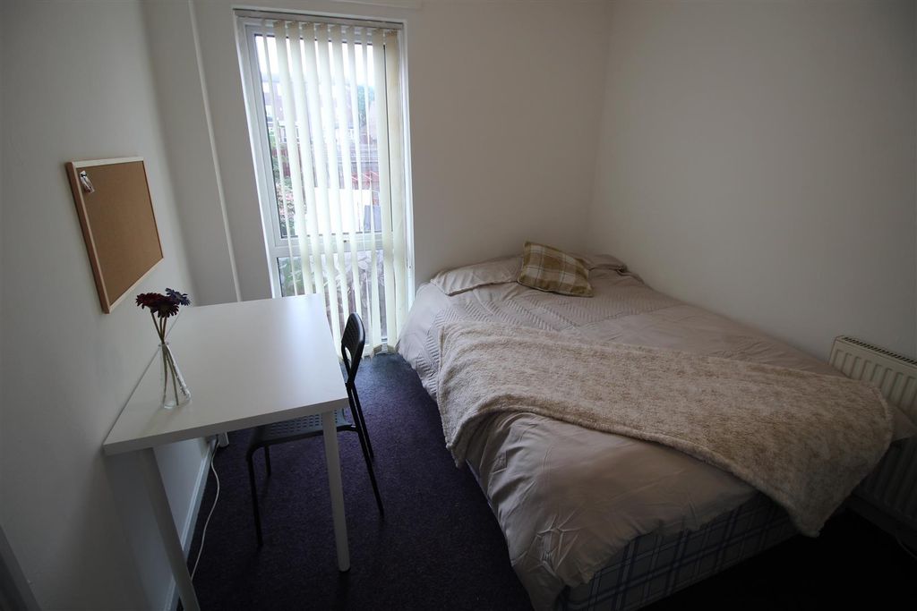 Property photo 3 of 11 Bed 1.Jpg