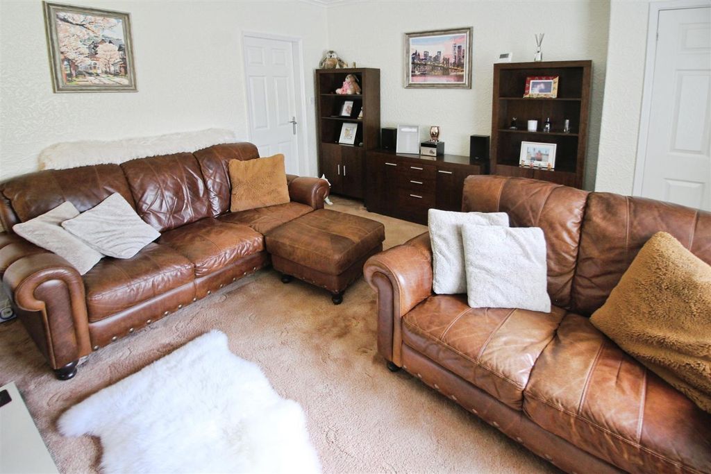 Property photo 3 of 15 Lounge