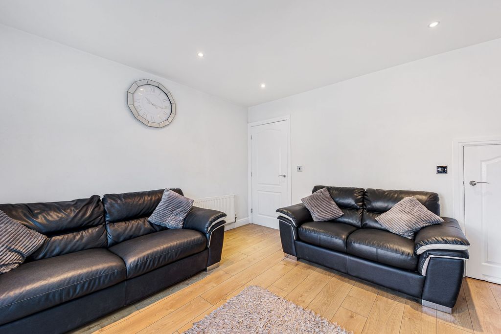 Property photo 2 of 27