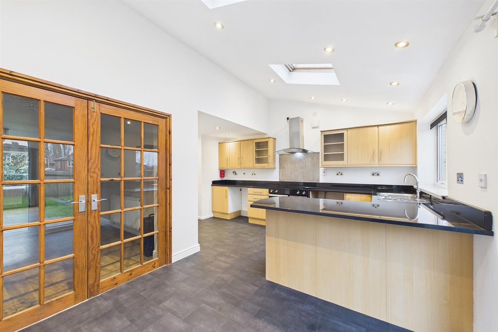 Property photo 2 of 13 Cam03736G0-Pr0246-Still013.Jpg