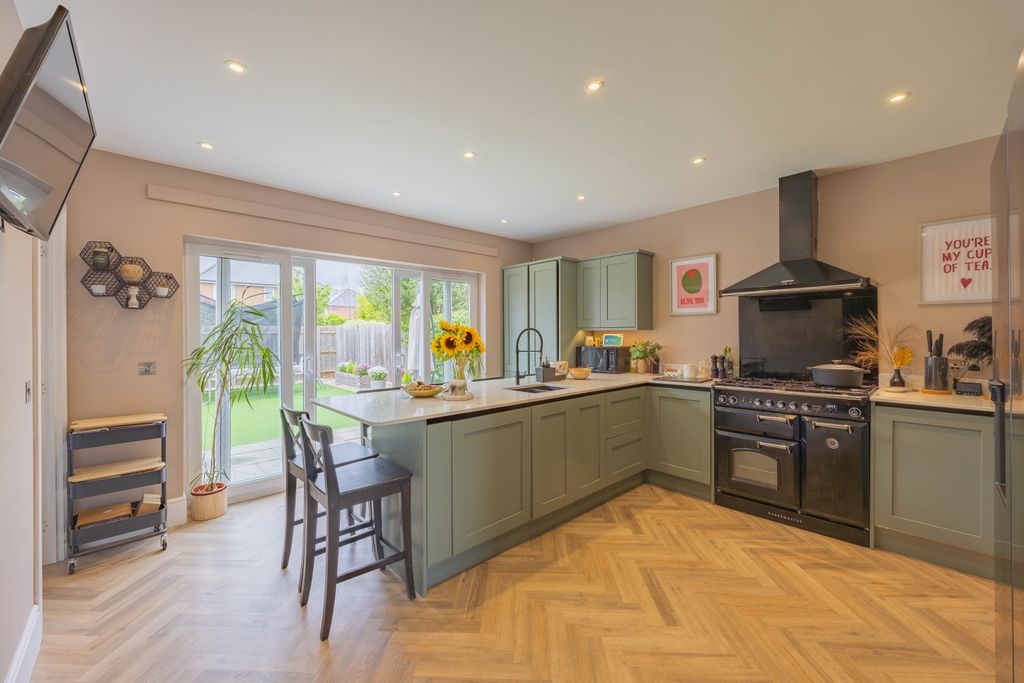 Property photo 2 of 23 Ewemove Taunton Pippin Road (17)